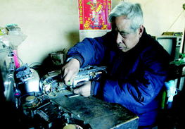 古稀盲老漢身懷絕技 樂器維修、刺繡與修理電器的非凡人生